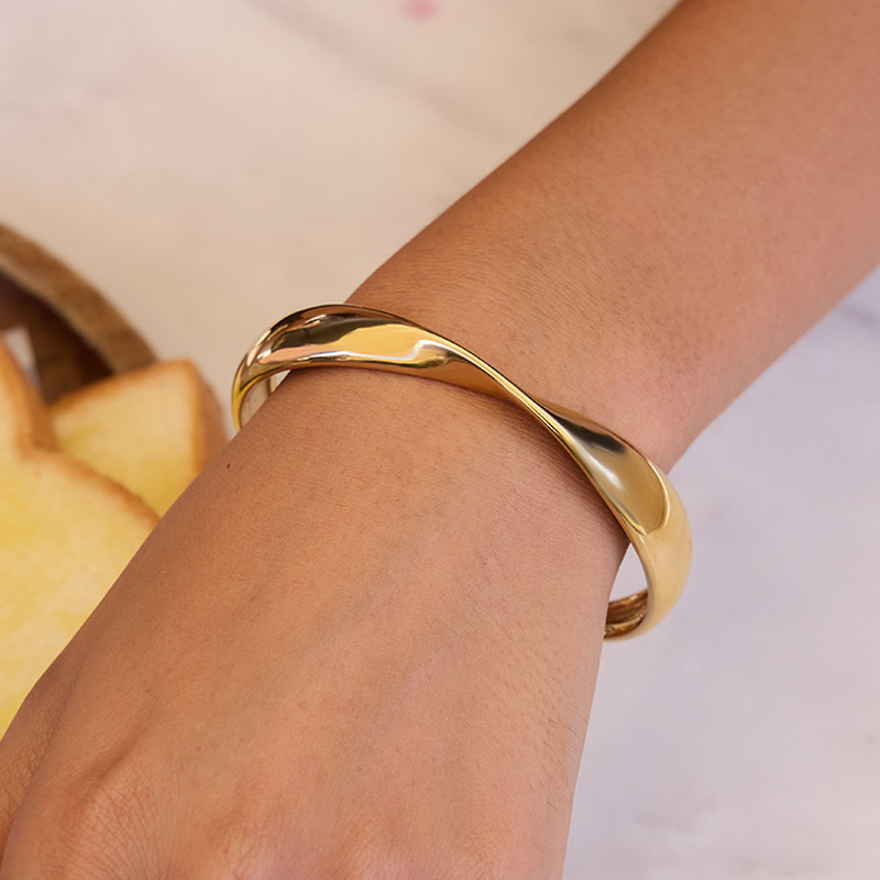 Bracelet Manchette Classique Incurvé En Acier Inoxydable Étanche Couleur Or Pour Femme (1 Pièce) Image3