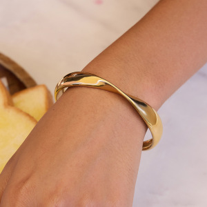 Bracelet Manchette Classique Incurvé En Acier Inoxydable Étanche Couleur Or Pour Femme (1 Pièce) h5 Image3