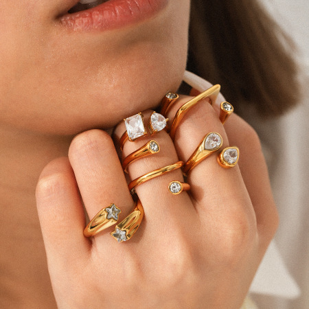 Bague en acier inoxydable de forme irrégulière, étanche, couleur or, ornée d'un zircon.