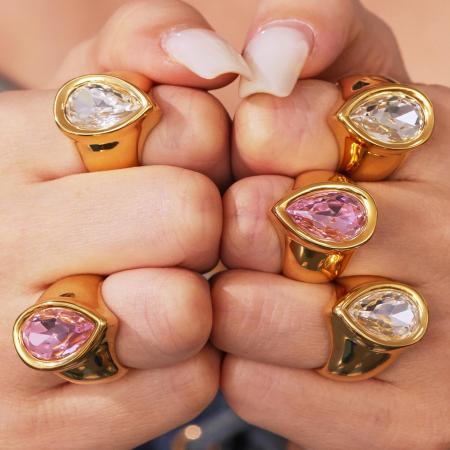 Bague pour femme en acier inoxydable doré, ornée d'un zircon et d'un motif goutte romantique.