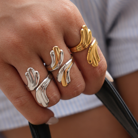 Bague tendance décontractée en acier inoxydable doré, de forme irrégulière et étanche. 2