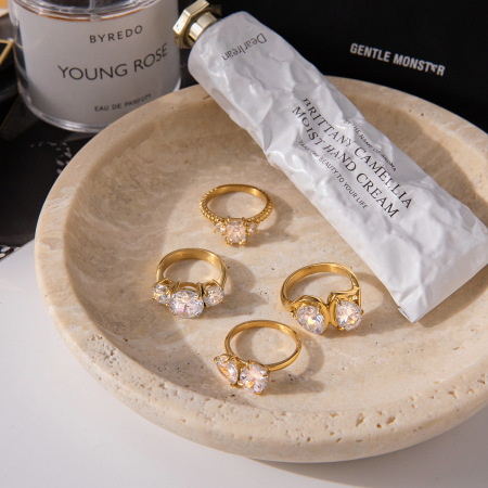 Bague pour femme en acier inoxydable doré, étanche, ornée d'un zircon et d'une goutte brillante (1 pièce).