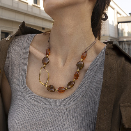 Collier de perles en acrylique de forme irrégulière, 1 pièce