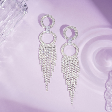 1 paire de boucles d'oreilles rondes à pompons de la collection festive