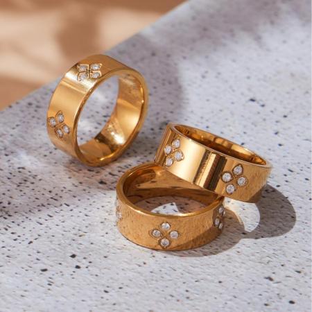 Bague pour femme en acier inoxydable doré, ornée d'un zircon et d'un motif floral délicat.