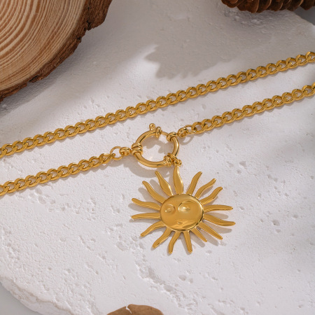 Collier pendentif soleil en acier inoxydable étanche couleur or (1 pièce) 2