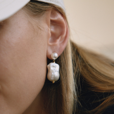 1 paire de boucles d'oreilles pendantes élégantes pour femme, en acier inoxydable imperméable, de forme irrégulière et de couleur dorée.