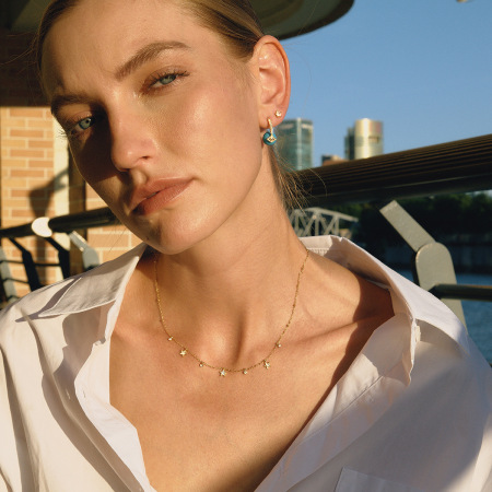 Collier pendentif femme sophistiqué en forme de croix, en acier inoxydable étanche, couleur or et zircon.