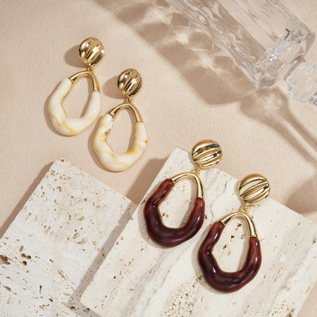 1 paire de boucles d'oreilles pendantes en résine de forme irrégulière