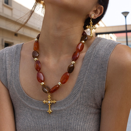Collier pendentif en forme de croix en perles acryliques 1 pièce