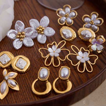 1 paire de boucles d'oreilles puces élégantes en acier inoxydable doré, imperméables, à motif floral et coquillage.