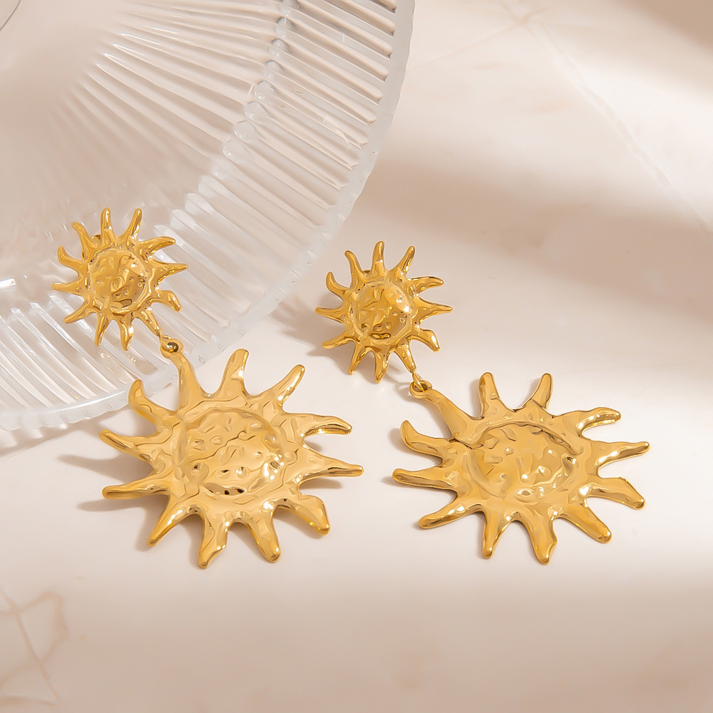 1 Paire De Boucles D'Oreilles Pendantes Rétro Soleil En Acier Inoxydable Étanche Couleur Or Image4