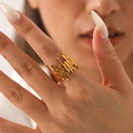 Bague femme simple et élégante en acier inoxydable imperméable, de forme irrégulière, à porter au quotidien.