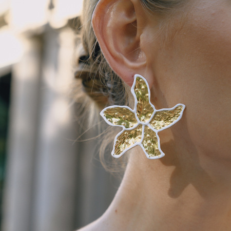 1 paire de boucles d'oreilles puces sophistiquées en acier inoxydable doré, imperméables, à motif floral. 2