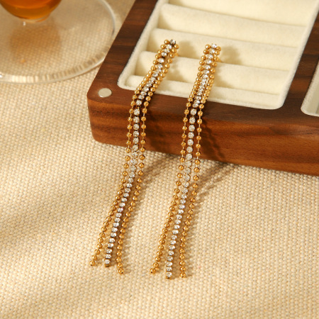 1 paire de boucles d'oreilles puces luxueuses pour femme, en acier inoxydable imperméable, couleur or, avec pompon, pour un usage quotidien. 2