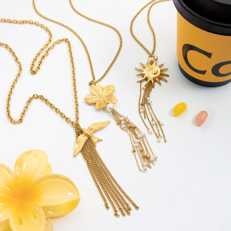 Collier long pour femme, collection romantique, avec pompon floral, en acier inoxydable étanche, couleur or.