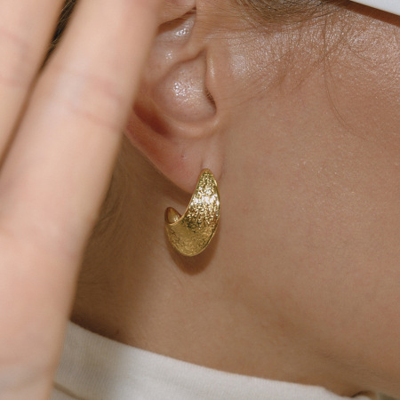 1 paire de boucles d'oreilles créoles classiques en acier inoxydable doré, imperméables, à motif martelé.