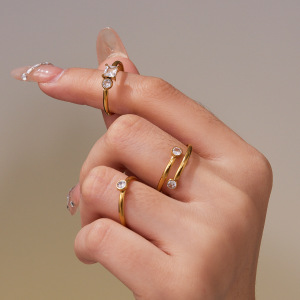 Bague Minimaliste Ronde En Acier Inoxydable Étanche Couleur Or Avec Zircon (1 Pièce) h5 Image5