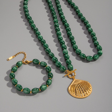 Ensemble de colliers et pendentifs coquillages en perles de résine de forme irrégulière