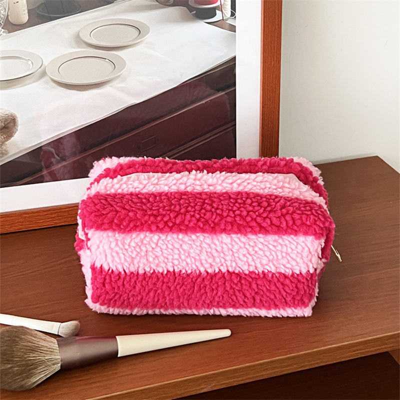 Trousse De Maquillage Simple Et Classique En Peluche À Rayures Rouges Pour Femme, 1 Pièce 