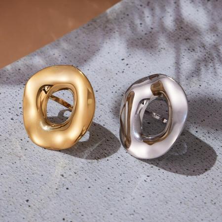 Bague imposante en acier inoxydable doré, imperméable, avec un cercle irrégulier exagéré (1 pièce).