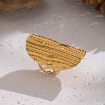 Bague tendance en acier inoxydable doré, de forme irrégulière et étanche.
