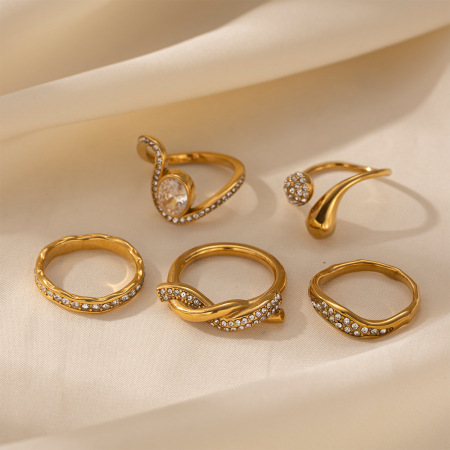 Bague en acier inoxydable doré, étanche, de forme linéaire, ornée d'un zircon.