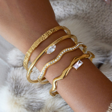Bracelet manchette pour femme en acier inoxydable doré, étanche, orné de zircon (1 pièce), finition brillante et incurvée.