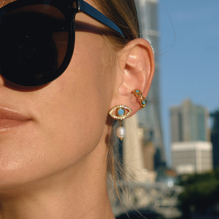 1 paire de boucles d'oreilles pendantes pour femme, en acier inoxydable, imperméables, couleur or et acrylique, ornées d'un œil de diable rayonnant. 2