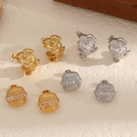 1 paire de boucles d'oreilles à tige en acier inoxydable couleur or avec fleur