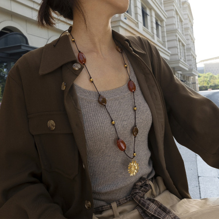 Collier long en acrylique avec pendentif fleur 2