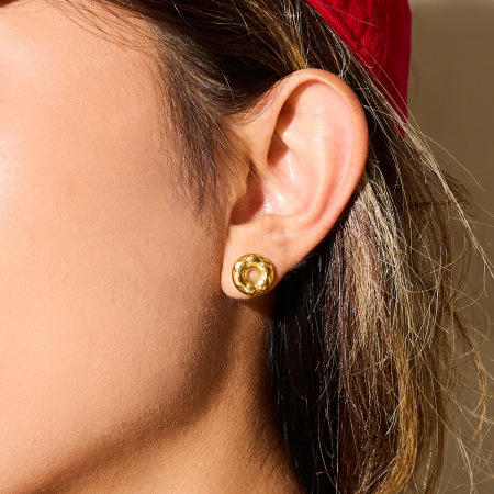 1 paire de boucles d'oreilles puces pour femme, en acier inoxydable étanche, couleur or, en forme de donut mignon. 2