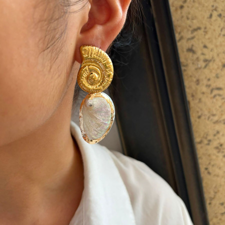 1 paire de boucles d'oreilles pendantes coquillages couleur or
