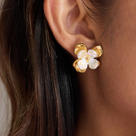 1 paire de boucles d'oreilles puces classiques à motif floral en acier inoxydable étanche couleur or pour femme