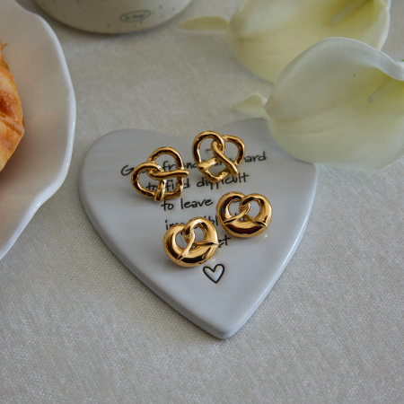 Boucles d'oreilles puces pour femme, en acier inoxydable doré, imperméables, en forme de bretzel (1 paire).