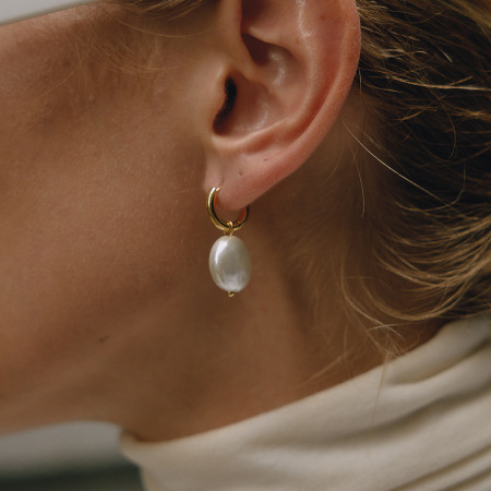 1 paire de magnifiques boucles d'oreilles pendantes pour femme, en acier inoxydable imperméable et perles, couleur or.