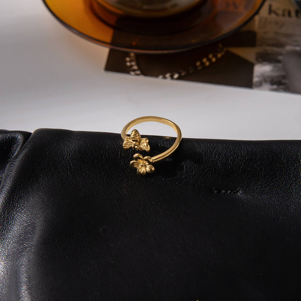 Bague Tendance En Acier Inoxydable Doré, Ornée D'Une Fleur Et D'Une Abeille Naturelles (1 Pièce). Image4