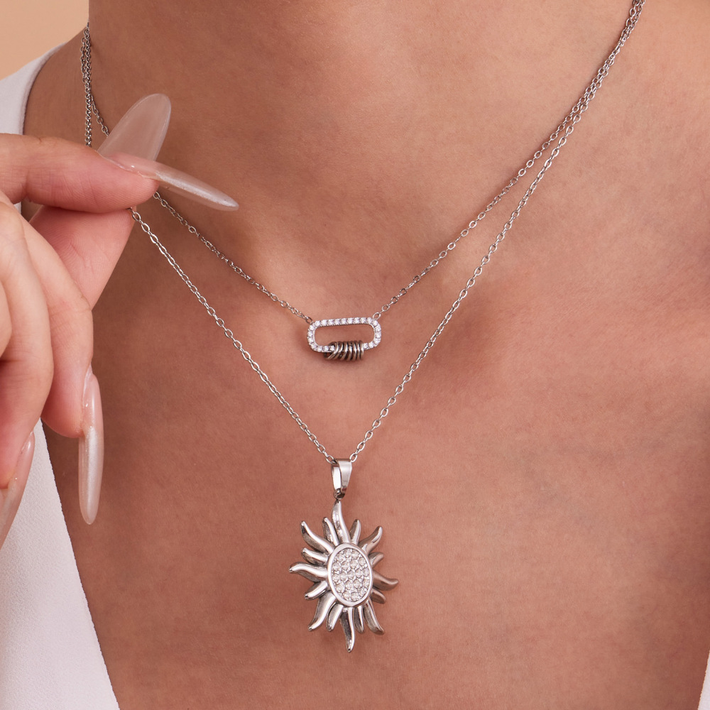 Collier Pendentif Femme Classique Soleil En Acier Inoxydable Étanche Couleur Or Avec Zircon (1 Pièce) Image3