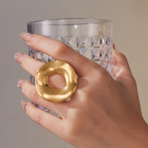 Bague Imposante En Acier Inoxydable Doré, Imperméable, Avec Un Cercle Irrégulier Exagéré (1 Pièce). h5 Image4