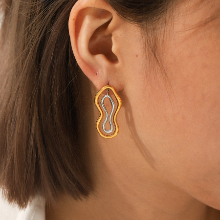 1 paire de boucles d'oreilles à clous en acier inoxydable de couleur assortie, de forme irrégulière et étanches.