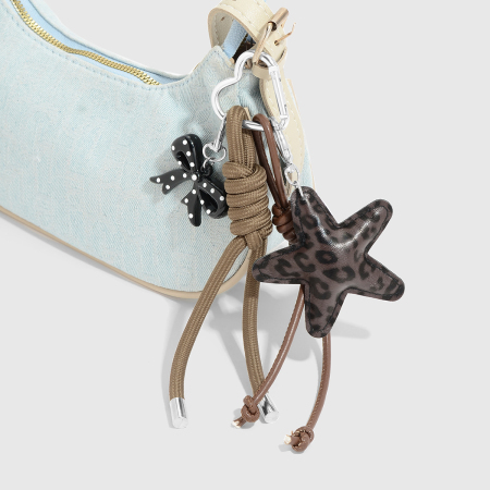 1 pièce de breloque de sac en cuir à imprimé léopard et étoile avec nœud papillon 2