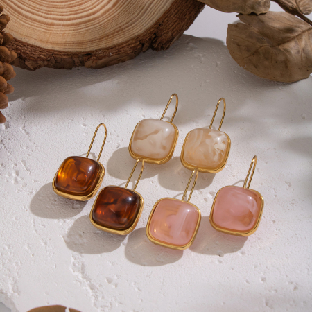 1 paire de boucles d'oreilles pendantes rétro en résine couleur or