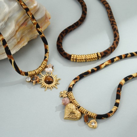 Collier pendentif femme luxueux en acier inoxydable étanche, orné d'un cœur, d'un soleil et d'un imprimé léopard, avec motif floral et soleil. (1 pièce) 2