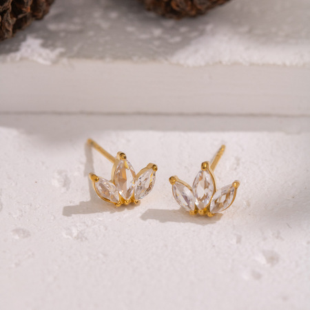 1 paire de boucles d'oreilles à clous en acier inoxydable doré, imperméables, en forme de fleur et ornées de zircon. 2