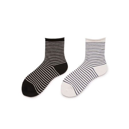 1 paire de chaussettes mi-mollet en coton à rayures noires et blanches pour femme