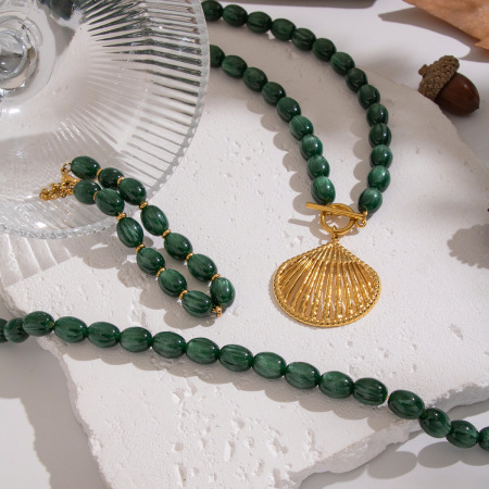 Ensemble de colliers et pendentifs coquillages en perles de résine de forme irrégulière 2