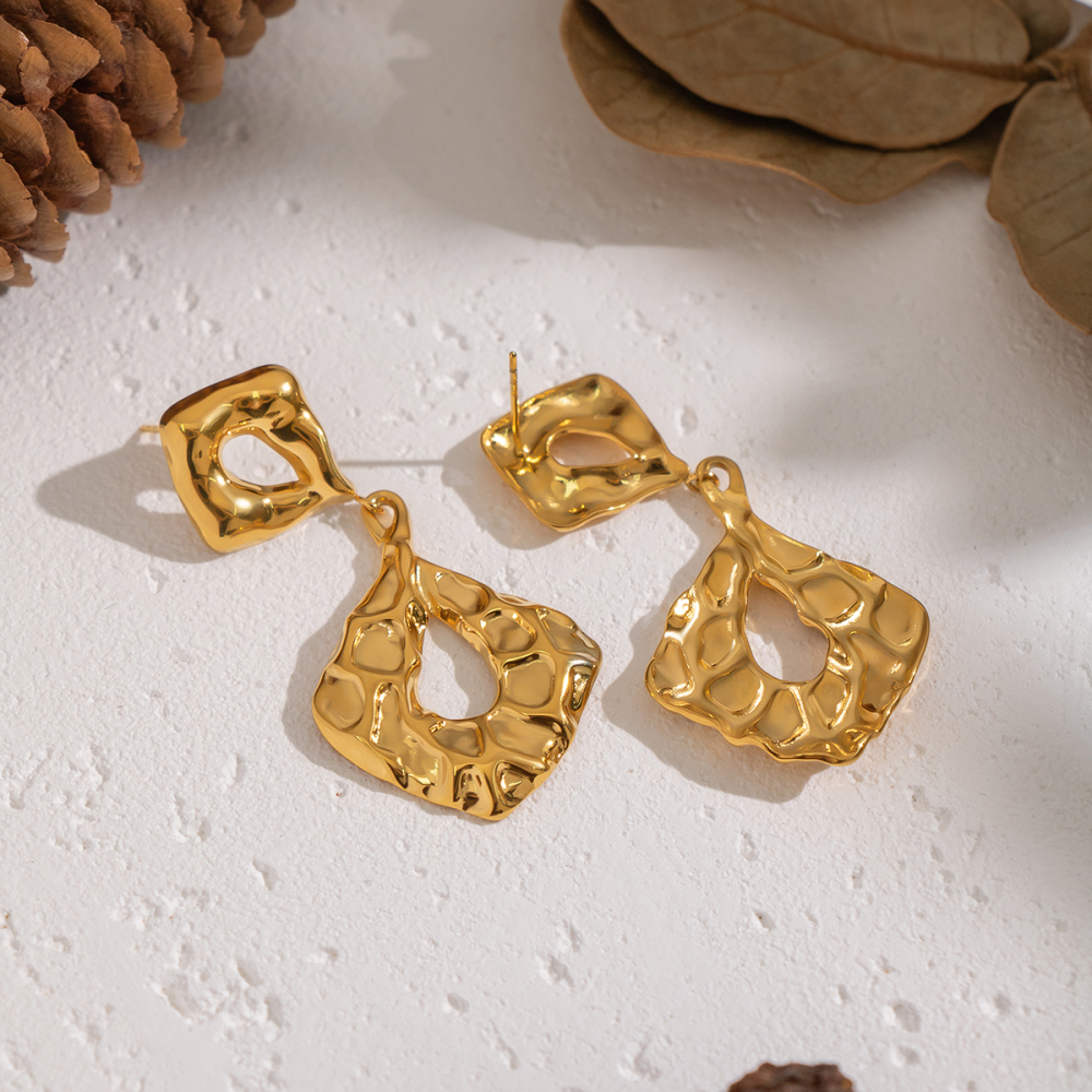 Boucles D'Oreilles Pendantes En Acier Inoxydable Doré, Imperméables, De Forme Irrégulière Et À Motif Martelé (1 Paire). Image3