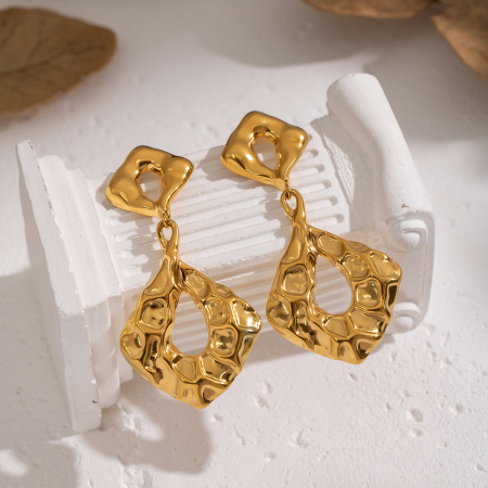 Boucles d'oreilles pendantes en acier inoxydable doré, imperméables, de forme irrégulière et à motif martelé (1 paire).