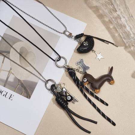 1 collier long en corde avec un animal mignon