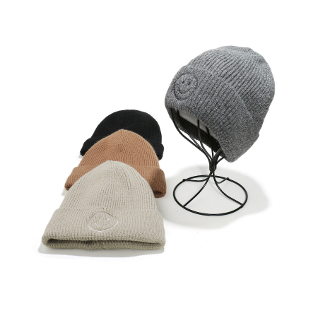 1 bonnet tricoté simple avec visage souriant 2